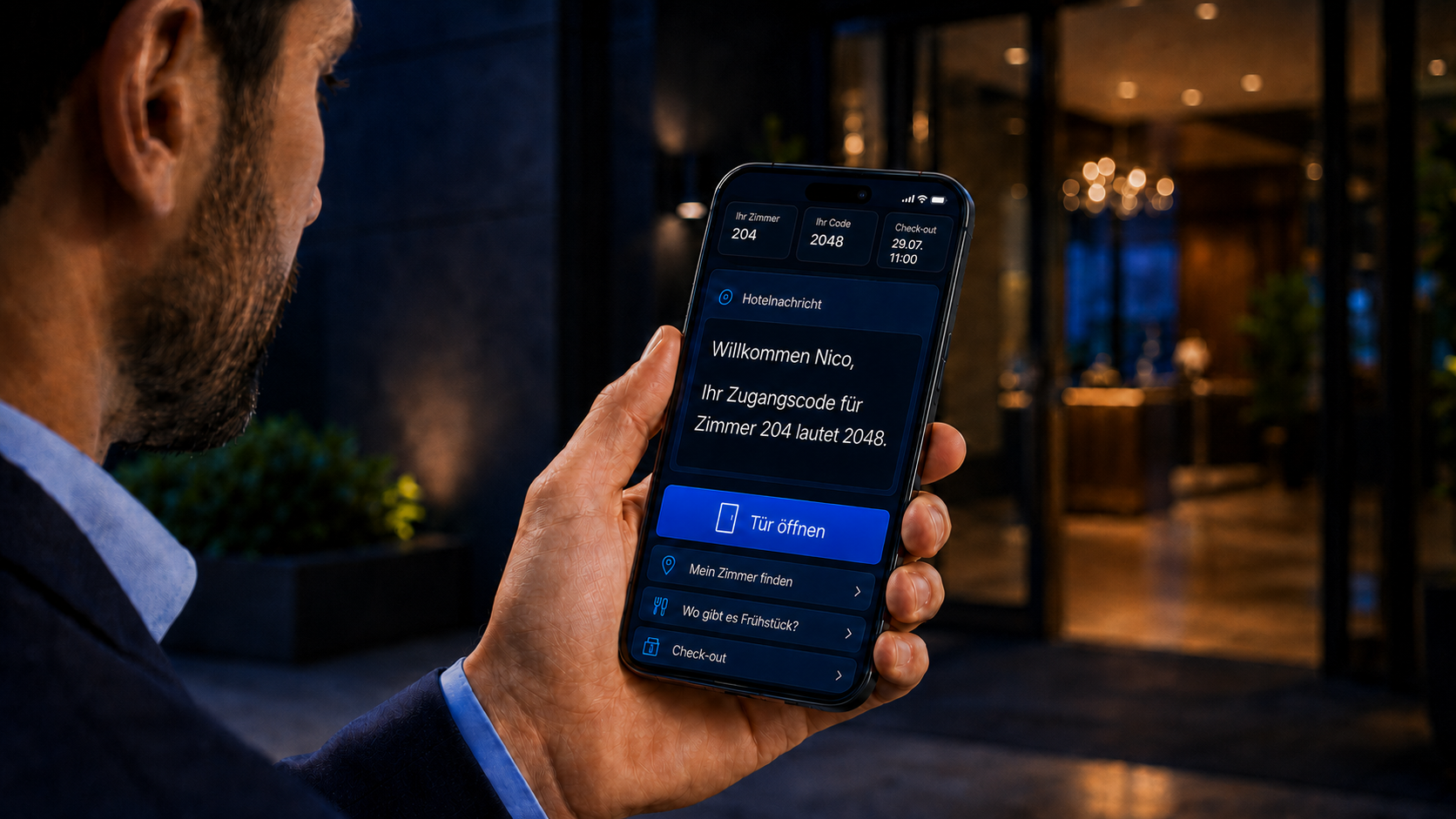 Zum Check-in erhält Nico seine Zugangsdaten per E-Mail, SMS oder WhatsApp und kann den Eingang mit seinem Smartphone öffnen.